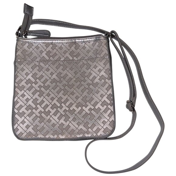 Nice Tommy Hilfiger Silver Crossbody Bag w/ Logo Accent Durable & Lightweight - Picture 4 of 9